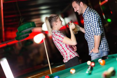 Bira içip snooker tarihte oynarken mutlu çift