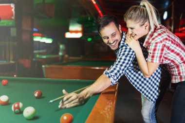 Genç çift havuz çalmaya gece görürken dışarı kasabada çubuk