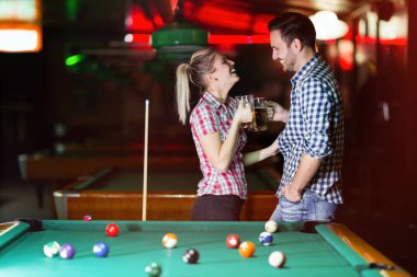 Snooker tarihte birlikte oynayan bira içme Çift