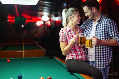 Snooker tarihte birlikte oynayan bira içme Çift