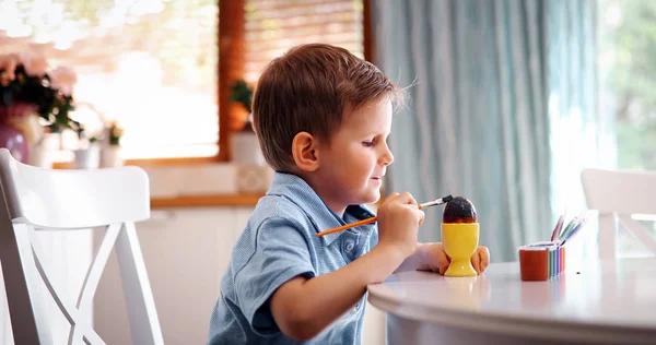 Piccolo Ragazzo Biondo Che Colora Uova Vacanze Pasqua Cucina Domestica — Foto Stock