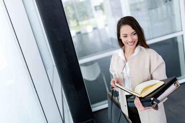 Retrato Joven Exitosa Mujer Negocios Hermosa Que Oficina — Foto de Stock