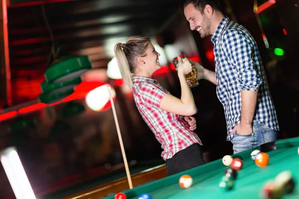 Gelukkige Paar Drinken Bier Spelen Snooker Datum — Stockfoto