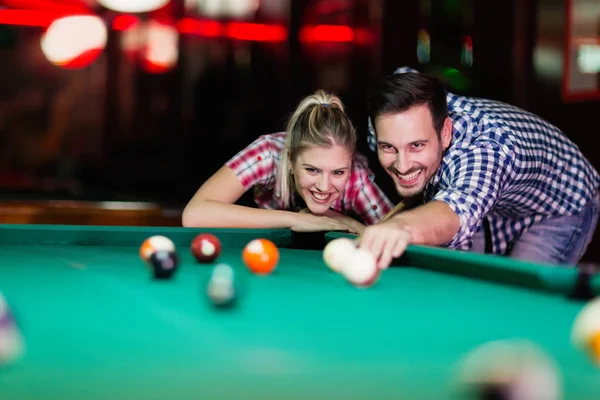 Jovem Casal Jogar Bilhar Bar Tendo Noite Cidade — Fotografia de Stock