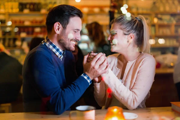 Glückliches Attraktives Paar Beim Date Der Bar — Stockfoto