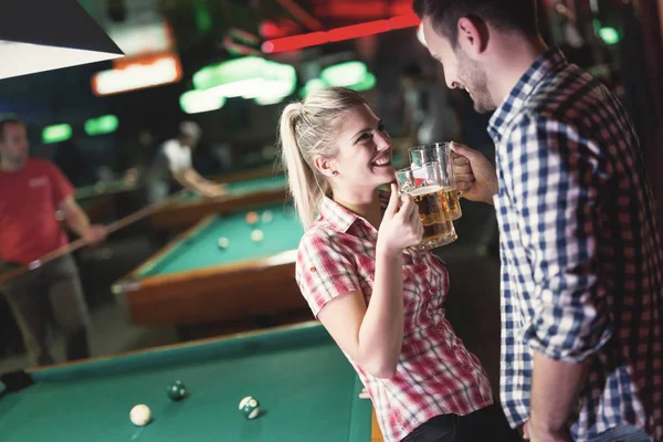 陽気な若いカップル 日ビールを飲みながらスヌーカー クラブに — ストック写真
