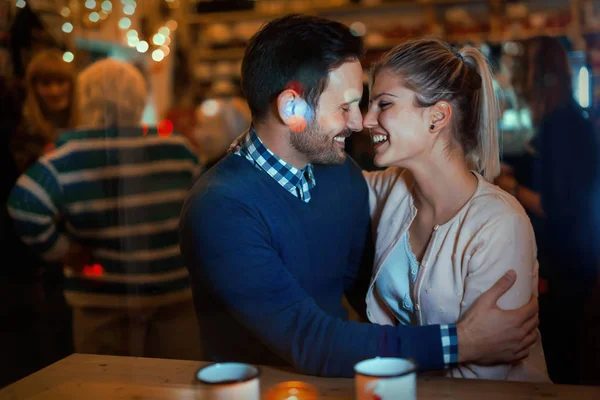 Feliz Casal Atraente Abraço Bar Ter Data — Fotografia de Stock