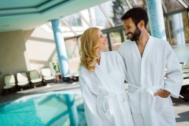 Portre çekici çift spa merkezinde zevk