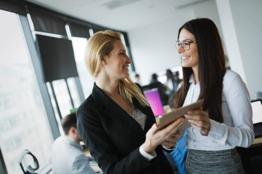 İki çekici iş kadınları tablet kullanma modern office portresi