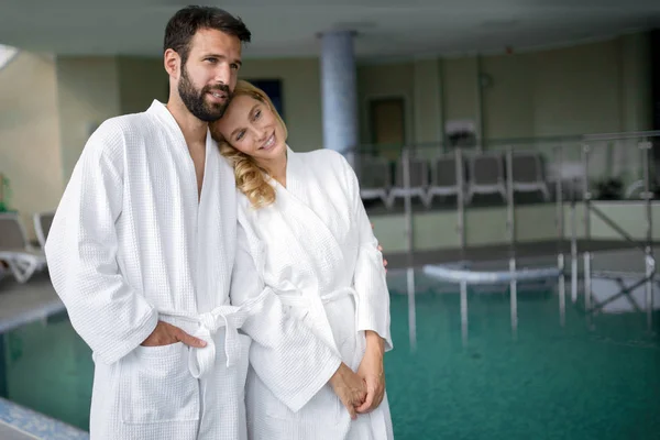 Portret Van Aantrekkelijke Paar Genieten Spa Centrum — Stockfoto