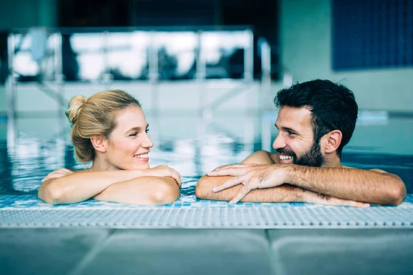 Felice Coppia Attraente Relax Piscina Termale — Foto Stock