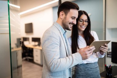 İş adamları ofiste dijital tablet kullanırken tartışıyor