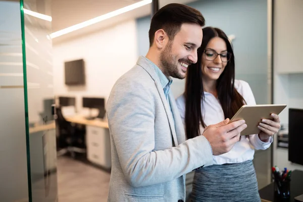 Empresarios Discutiendo Mientras Usan Tableta Digital Oficina Juntos — Foto de Stock