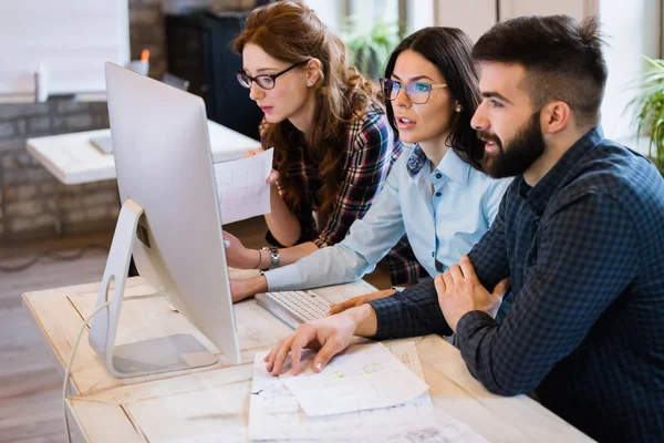 Bild der Zusammenarbeit von Architekten im Büro — Stockfoto