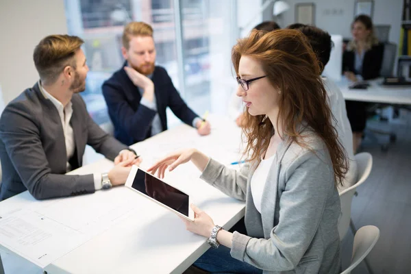 Hermosa mujer de negocios que utiliza la tableta para recoger información en de — Foto de Stock