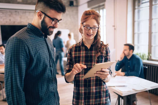 Porträtt Unga Attraktiva Arkitekter Diskuterar Office — Stockfoto