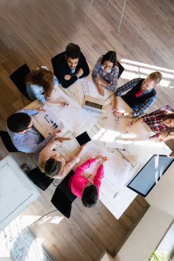 İş adamları ve proje üzerinde işbirliği mimarlar