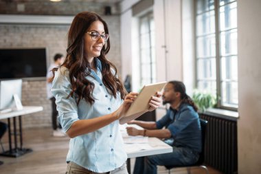 Modern ofisinde çalışan genç çekici kadın mimar