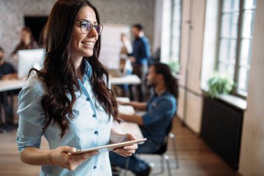 Modern ofisinde çalışan genç çekici kadın mimar