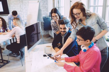 Yaratıcı genç iş adamları ve ofiste çalışan mimarlar