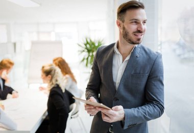 Ofiste dijital tablet kullanan genç erkek mimar