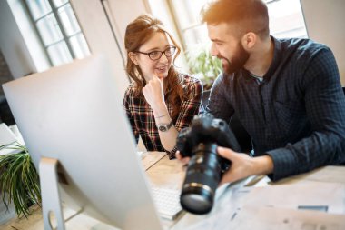 Modern ofiste birlikte çalışan iki genç tasarımcılar