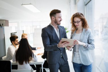 Birlikte bir proje üzerinde çalışırken ve ofiste beyin fırtınası iş adamları