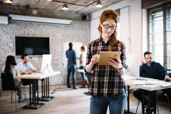 Joven Atractiva Arquitecta Que Trabaja Una Oficina Moderna — Foto de Stock