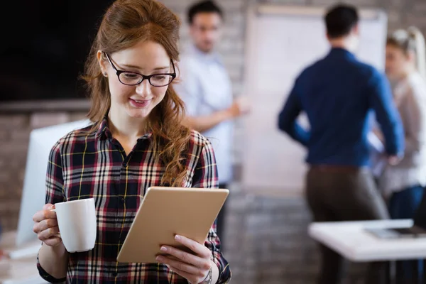 Joven Atractiva Arquitecta Que Trabaja Una Oficina Moderna —  Fotos de Stock