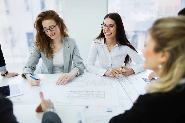 Les gens d'affaires travaillent ensemble sur le projet et le brainstorming dans le bureau — Photo