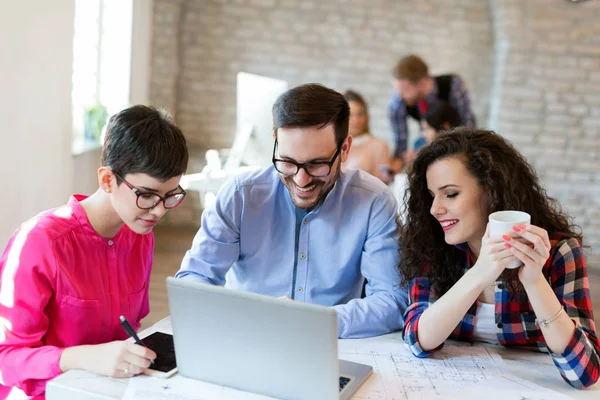 Compañeros de trabajo discutiendo ideas y lluvia de ideas —  Fotos de Stock