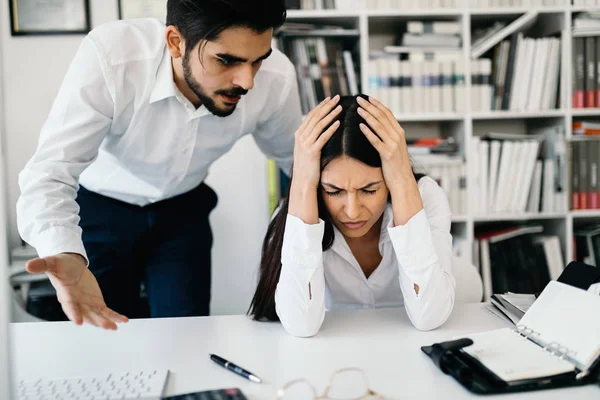 Uomo Affari Che Urla Contro Una Collega Alla Scrivania Ufficio — Foto Stock