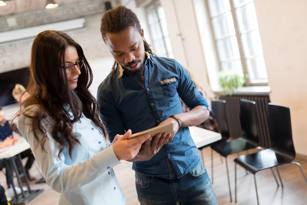 Porträtt av unga arkitekter diskuterar i office — Stockfoto