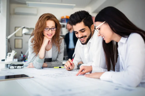 Mensen uit het bedrijfsleven werken samen aan project en brainstormen in kantoor — Stockfoto