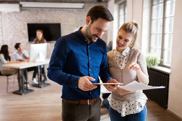 Porträtt Unga Attraktiva Arkitekter Diskuterar Office — Stockfoto