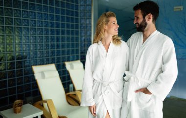 Spa merkezinde birlikte rahatlatıcı çekici mutlu çift