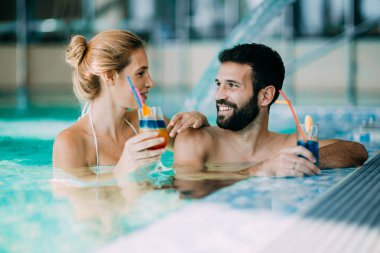 Mutlu çekici çift rahatlatıcı spa yüzme havuzunda
