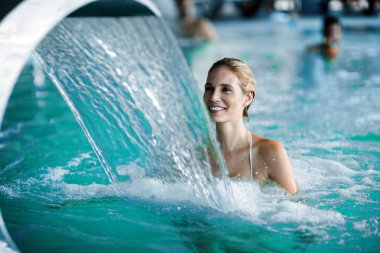 Güzel kadın rahatlatıcı spa yüzme havuzunda portresi