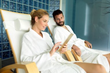Spa merkezinde birlikte rahatlatıcı çekici mutlu çift