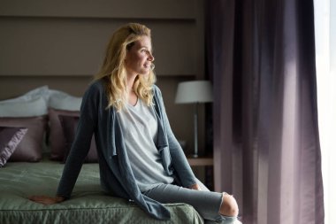 Otel odasında çekici sarışın kadın portresi
