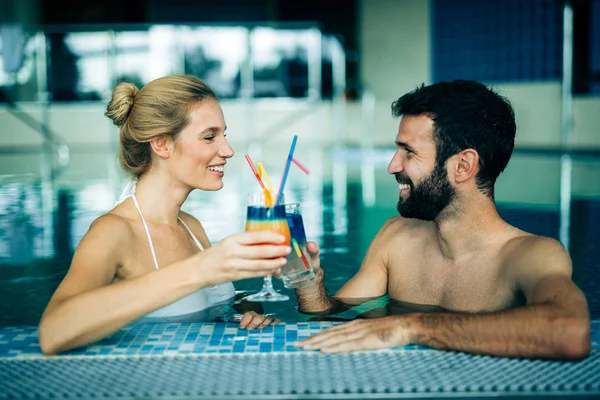 Feliz pareja atractiva relajándose en la piscina — Foto de Stock