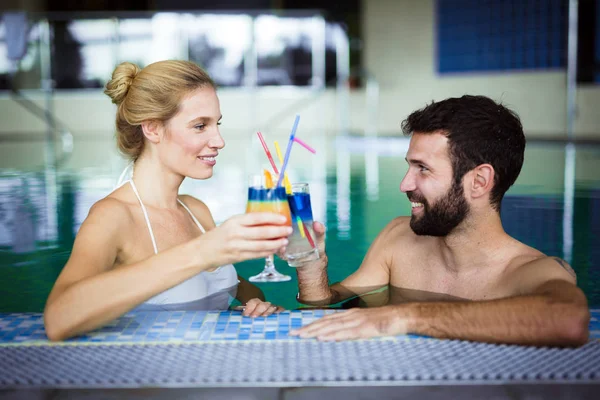 Felice coppia attraente relax in piscina — Foto Stock