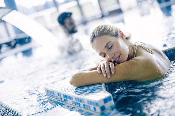 Porträt Einer Schönen Frau Beim Entspannen Wellness Pool — Stockfoto