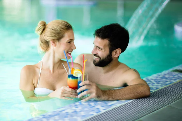 Feliz Pareja Atractiva Relajarse Piscina Spa — Foto de Stock