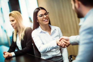 İş adamlarının toplantıda tartıştıkları resim