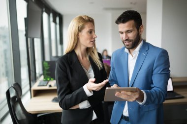 Ofiste dijital tablet kullanırken tartışırken iş adamları