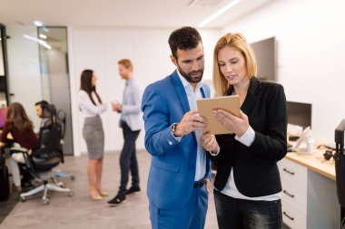 Ofiste dijital tablet kullanırken tartışırken iş adamları