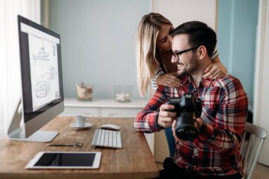 Genç çekici grafik tasarımcıları proje üzerinde birlikte çalışma