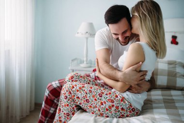 Yatak odasında genç çekici sevgi dolu çift portresi