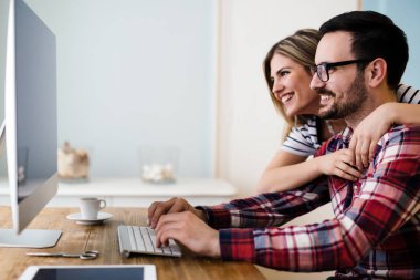 Genç çekici grafik tasarımcıları proje üzerinde birlikte çalışma